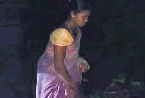 சாலையில் பெண்ணுக்கு பிரசவம்...! 2 கிலோ மீட்டர் குழந்தையை தூக்கி கொண்டு நடந்தே சென்ற தாய் ஒடிசா அவலம்