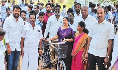 பள்ளி மாணவர்களுக்கு விலையில்லா சைக்கிள்