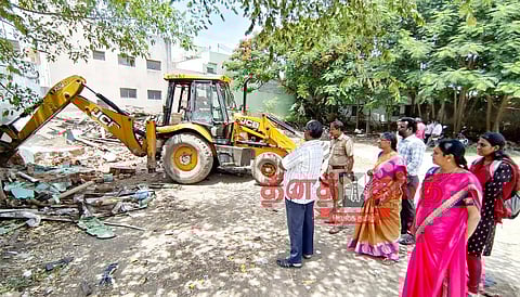 வாடகை செலுத்தாத ஆக்கிரமிப்பு கடைகள் இடித்து அகற்றம்
