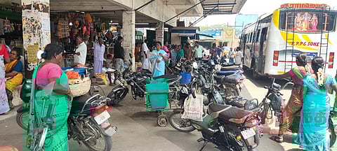 போக்குவரத்து நெரிசலில் சிக்கி தவிக்கும் பாலக்கோடு நகரம்