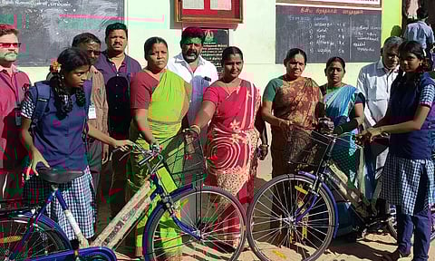 மாணவ-மாணவிகளுக்கு விலையில்லா சைக்கிள்