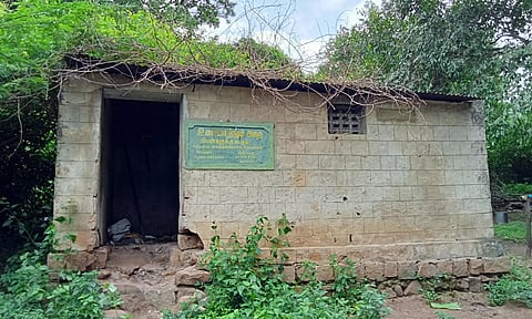 கட்டளை மாரியம்மன் கோவில் அருகே சேதம் அடைந்த நிலையில் உள்ள பெண்கள் உடை மாற்றும் அறை