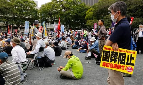 ஜப்பானில் ஷின்ஜோ அபேவுக்கு நினைவு நிகழ்ச்சி நடத்த கடும் எதிர்ப்பு நூற்றுக்கணக்கானோர் திரண்டு போராட்டம்