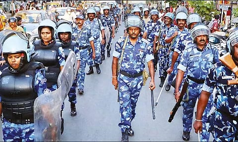 அடுத்தடுத்து பெட்ரோல் குண்டு வீச்சு சம்பவம்: கோவையில் அதிவிரைவுப்படை போலீசார் அணிவகுப்பு