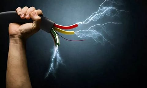 மழைநீர் வடிகால்வாய் பணியின்போது மின்சாரம் தாக்கி 3 தொழிலாளர்கள் படுகாயம் - ஆஸ்பத்திரியில் தீவிர சிகிச்சை