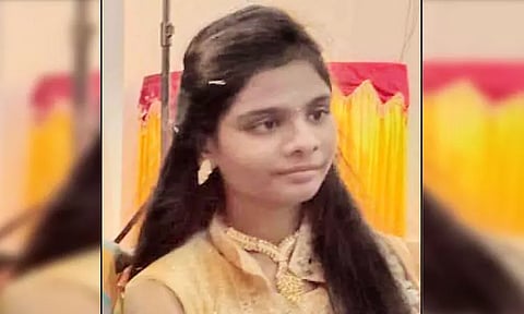 பிளஸ்-1 மாணவி தற்கொலை விவகாரம்: பள்ளியை முற்றுகையிட்டு பெண்கள் போராட்டம்