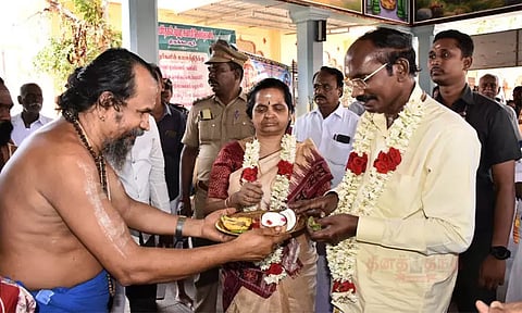 திருக்கடையூர் அமிர்தகடேஸ்வரர் கோவிலில் இஸ்ரோ முன்னாள் தலைவர் சிவன் சாமி தரிசனம்