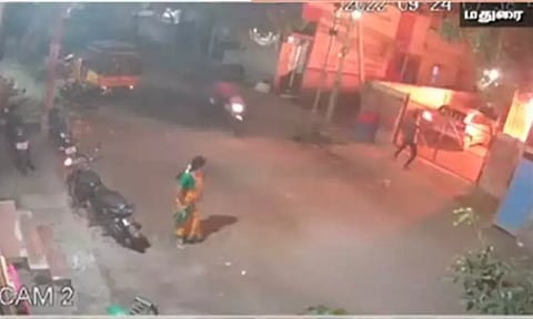 மதுரை: ஆர்.எஸ்.எஸ். பிரமுகர் வீட்டில் பெட்ரோல் குண்டு வீச்சு..!