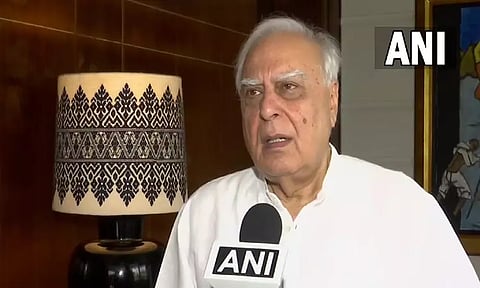 ஒட்டு மொத்த மக்களும் பயத்துடனே வாழ்கிறார்கள் - கபில் சிபல்