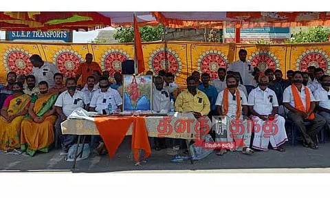 வாயில் கருப்பு துணி கட்டி அறவழி மவுன போராட்டம்