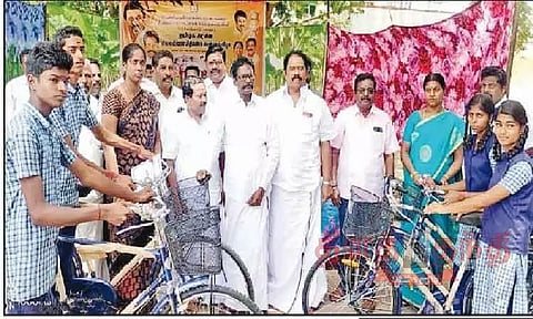 மாணவ-மாணவிகளுக்கு விலையில்லா சைக்கிள்