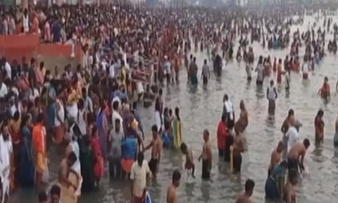 மகாளய அமாவாசை.. அக்னி தீர்த்த கடற்கரையில் குவிந்த பக்தர்கள்