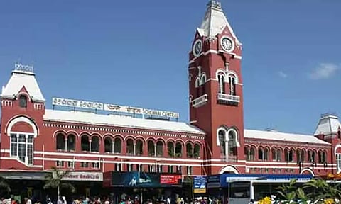 கோவையில் பெட்ரோல் குண்டுவீச்சு எதிரொலி: சென்டிரல் ரெயில் நிலையத்தில் போலீசார் தீவிர கண்காணிப்பு