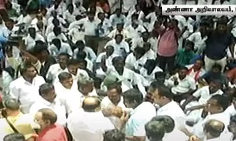 திமுக நிர்வாகிகள் திடீர் தர்ணா - அண்ணா அறிவாலயத்தில் பரபரப்பு