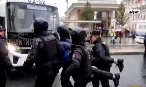 ரஷியாவில் புதினுக்கு எதிராக வெடித்த போராட்டம் - அடித்து இழுத்து செல்லப்படும் மக்கள்