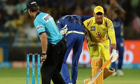 தீப்தி சர்மா செய்த ரன் அவுட்: தோனியின் வீடியோவை பகிர்ந்து முன்னாள் இங்கிலாந்து வீரர் டுவீட்..!!