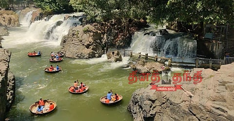 ஒகேனக்கல்லில் குவிந்த சுற்றுலா பயணிகள்