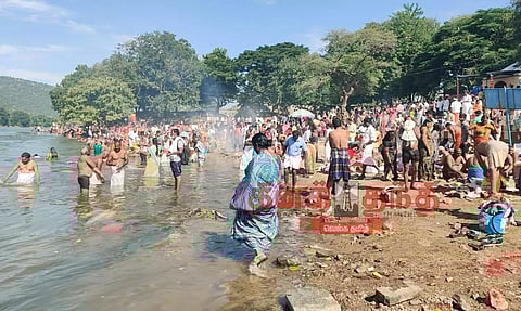 ஒகேனக்கல் காவிரி ஆற்றில் முன்னோர்களுக்கு தர்ப்பணம்
