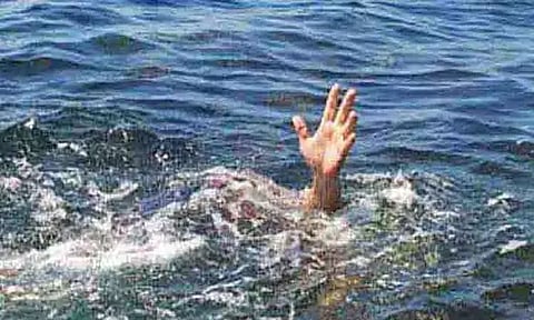 வங்காளதேசத்தில் துர்கா பூஜை விழாவில் பங்கேற்க சென்ற பக்தர்களின் படகு கவிழ்ந்து விபத்து: 24 பேர் பலி! பலர் மாயம்!!