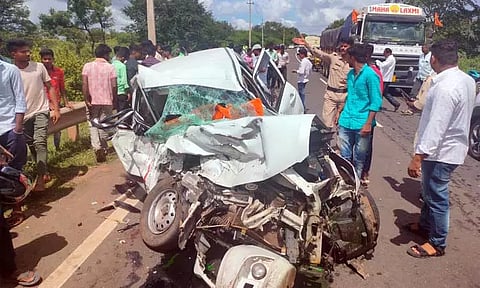 கார், மோட்டார் சைக்கிள் மீது லாரி மோதல்; போலீஸ் சப்-இன்ஸ்பெக்டர் மனைவி உள்பட 4 பேர் சாவு