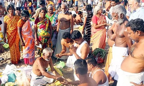 மகாளய அமாவாசையையொட்டி முன்னோர்களுக்கு தர்ப்பணம் கொடுக்க கடலூர் சில்வர் பீச்சில் குவிந்த பொதுமக்கள்
