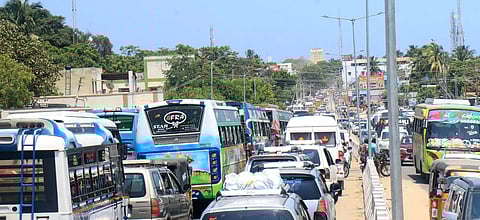 ராமேசுவரத்தில் தொடரும் போக்குவரத்து நெருக்கடி