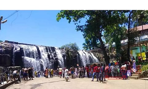 திற்பரப்பு அருவியில் சுற்றுலா பயணிகள் குவிந்தனர்