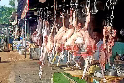 புரட்டாசி மாதம், மகாளய அமாவாசையையொட்டி பரமத்திவேலூரில் வெறிச்சோடிய இறைச்சி கடைகள்