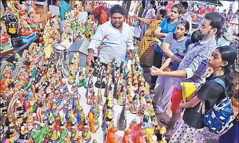 இன்று நவராத்திரி தொடக்கம்: விற்பனைக்கு வந்த கொலு பொம்மைகள்