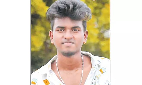 லாரி சக்கரத்தில் சிக்கி பிளஸ்-2 மாணவர் பலி