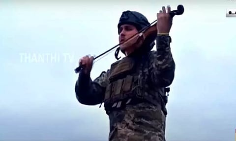 முன்பு இசைக்கலைஞர்.. இப்போது ராணுவ வீரர்: போர்க்களத்தில் வயலின் வாசித்த கண்கலங்க வைக்கும் காட்சிகள்