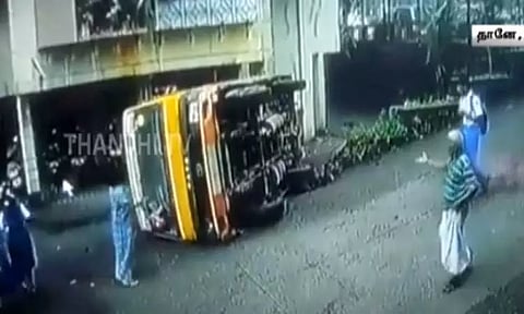 மராட்டியம்: குழந்தைகளுடன் பின்னோக்கி சென்ற பள்ளி வேன் திடீரென சறுக்கி கவிழ்ந்து விபத்து..!