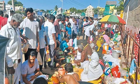 வீரராகவ பெருமாள் கோவிலில் சாமி தரிசனம்; முன்னோர்களுக்கு தர்ப்பணம் செய்து பக்தர்கள் வழிபாடு