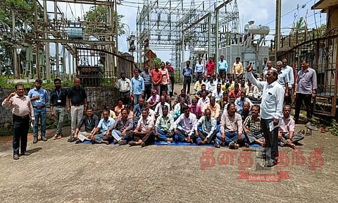 பொறியாளர்கள், பணியாளர்கள் காத்திருப்பு போராட்டம்