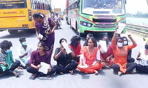 வேலை வழங்கக்கோரி கடலூரில் திருநங்கைகள் சாலை மறியல்