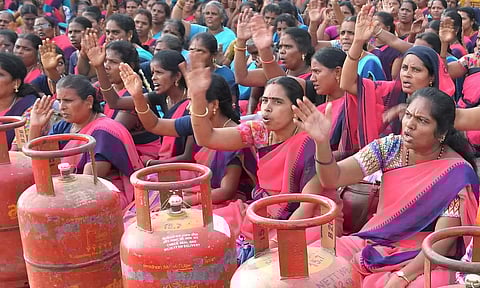 சமையல் கியாஸ் சிலிண்டர்களுடன் அங்கன்வாடி ஊழியர்கள் ஆர்ப்பாட்டம்