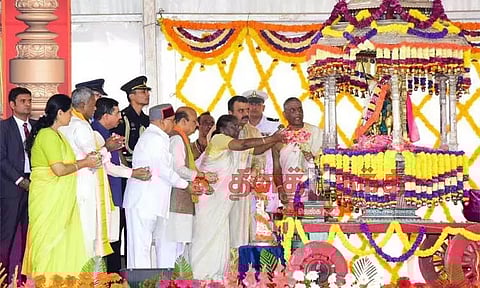 மைசூரு தசரா விழாவை தொடங்கி வைத்து ஜனாதிபதி முர்மு பெருமிதம்; 'நாட்டின் பெருமையை பிரதிபலிக்கிறது'