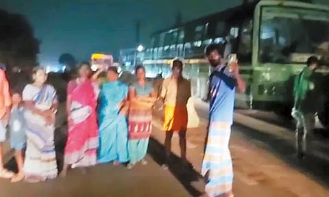 செங்குன்றம் அருகே மின்தடையை கண்டித்து பொதுமக்கள் சாலை மறியல்