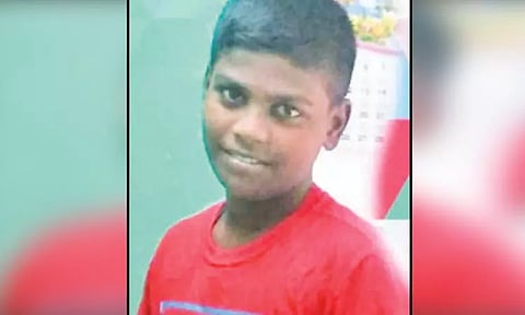 மோட்டார் சைக்கிள் மீது லாரி மோதல்; பள்ளி மாணவன் பலி - பெற்றோர் கண் முன்னே பரிதாபம்