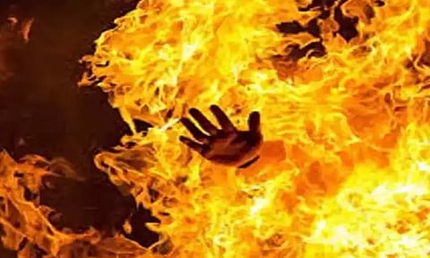 மண்எண்ணெய் ஊற்றி மனைவியை உயிரோடு தீ வைத்து எரித்த கணவர்; நடத்தையில் சந்தேகத்தால் விபரீதம்