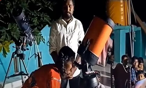 வானில் நடந்த அதிசய நிகழ்வை நவீன தொலைநோக்கி மூலம் ஊருக்கே காட்டி மகிழ்ந்த இளைஞர்