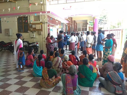 கோவில் அருகே கழிப்பறை கட்ட எதிர்ப்பு: நகராட்சி அலுவலகத்தை முற்றுகையிட்ட பெண்கள்