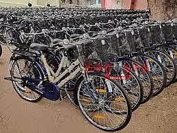 மணப்பாடு பள்ளியில் மாணவ, மாணவிகளுக்கு இலவச சைக்கிள்