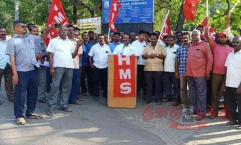 திருவட்டார் பணிமனை முன் போக்குவரத்து தொழிலாளர்கள் ஆர்ப்பாட்டம்