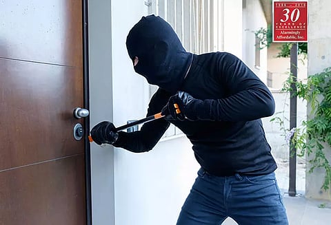 சேலத்தில் வீட்டின் ஜன்னல் வழியாக 5 பவுன் நகையை திருடிய மர்ம நபர்களை போலீசார் வலைவீசி தேடி வருகின்றனர்.