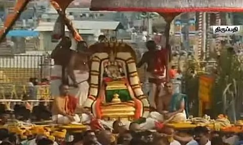 திருப்பதி பிரம்மோற்சவ விழாவின் 2-வது நாள் வீதி உலா - ஆயிரக்கணக்கான பக்தர்கள் தரிசனம்