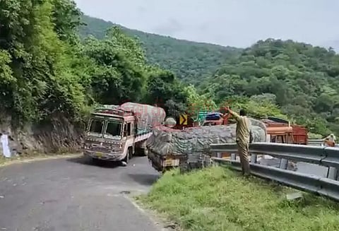 திம்பம் மலைப்பாதையில் லாரி பழுது; 3 மணி நேரம் போக்குவரத்து பாதிப்பு