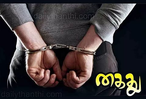 தியேட்டர் மேலாளரை அரிவாளால் வெட்டிய 2 வாலிபர்கள் கைது