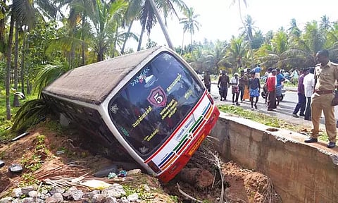 சரக்கு வாகனம் மீது பஸ் மோதி டிரைவர் உள்பட 2 பேர் பலி; 34 பேர் படுகாயம்