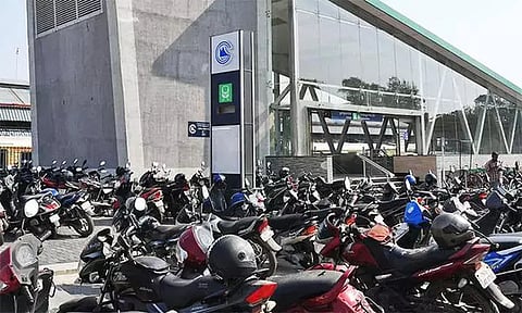 ஆண்டு கணக்கில் கேட்பாரற்று நிறுத்தப்பட்டுள்ளதால் 120 வாகனங்களை போலீஸ் நிலையத்தில் ஒப்படைக்க முடிவு - மெட்ரோ ரெயில் நிறுவனம் நடவடிக்கை